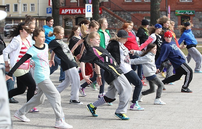 Uczniowie tanczyli na slupskich ulicach...