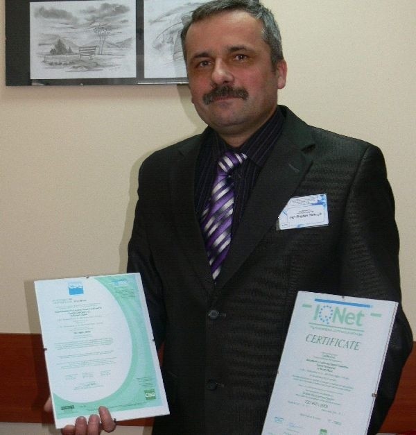 Bogdan Tomczyk, dyrektor Szpitala Powiatowego w Nowej Dębie prezentuje dokument potwierdzający przyznanie certyfikatu.