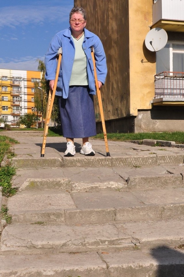- Już kilka razy już tu upadłam - mówi Krystyna Jastrzębska, niepełnosprawna mieszkanka bloku przy ulicy Garbarskiej w Radomiu. &#8211; Tu potrzebne są barierki.