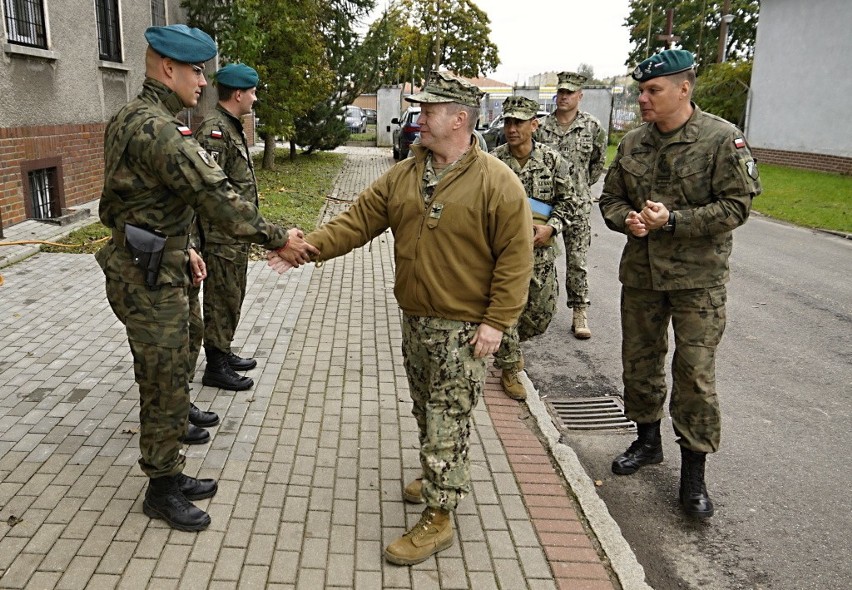 Polski dowódca batalionu oraz amerykański dowódca Navy...