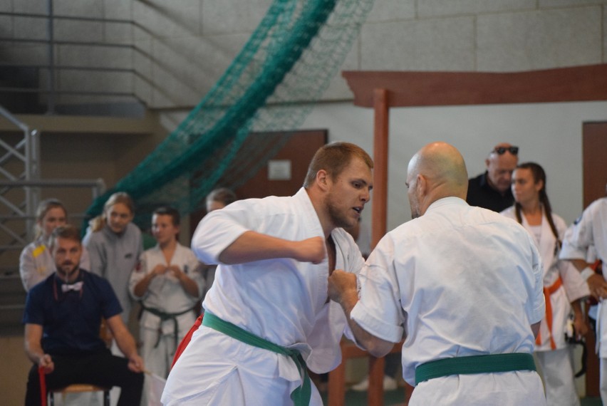 Iskrzy w hali Żeromskiego w Sieradzu. Zacięte walki turnieju karate ZDJĘCIA