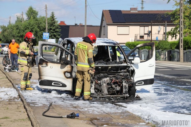 Pasażer i kierowca uciekli w ostatniej chwili.