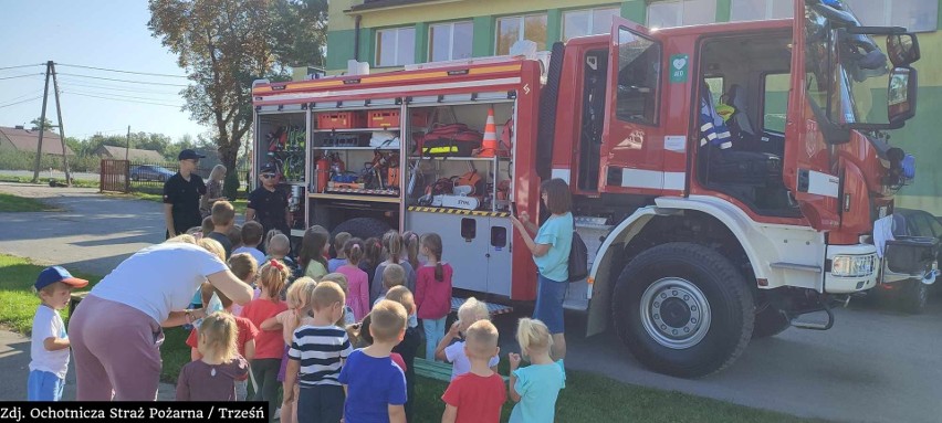 Druhowie strażacy z Trześni odwiedzili uczniów miejscowej szkoły. Zobacz zdjęcia
