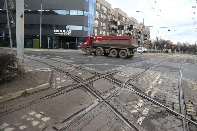 Na ulicy Nowy Świat (przy skrzyżowaniu z ulicą Świętego Mikołaja) wprowadzone zostały zmiany w organizacji ruchu. Przyczyną utrudnień są prace związane z usuwaniem awarii na sieci kanalizacyjnej przy ulicy Nowy Świat