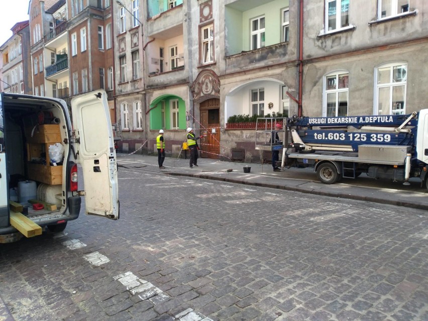 Groźne uszkodzenie stuletniej kamienicy  w Słupsku (zdjęcia)