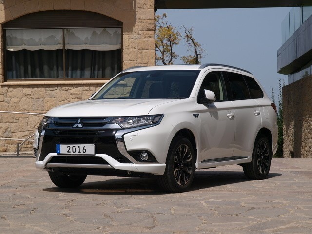 Mitsubishi OutlanderRadykalnie zmienił się wygląd karoserii. Nawiązuje do innych, nowych modeli Mitsubishi, a jego wyróżnikiem są charakterystycznie ukształtowane naroża z przodu, ułożone w tzw. „Dynamic Shield”. Tył również zyskał na wyrazistości, a boki wyszczuplono za pomocą listew u dołu drzwi. Chromu jest więcej i Outlander wyzbył się wystudiowanej skromności.Fot. Michał Kij