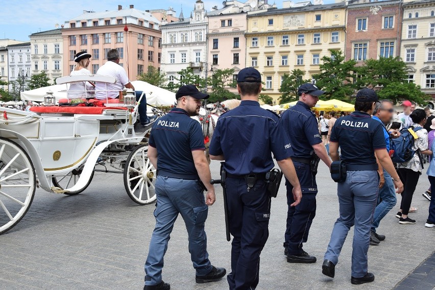 Kraków. Włoscy policjanci już w stolicy Małopolski. Będą patrolować centrum miasta