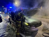 We Włoszczowie zapalił się samochód. Policjanci i strażacy w akcji