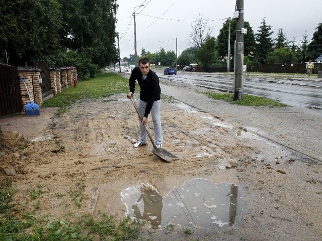 Konrad Korziński (na zdjęciu) ma dość topienia się w błocie, które po deszczu zalega przy bramie wjazdowej na jego posesję. &#8211; To jakaś paranoja, że miasto nie pozwala mi na utwardzenie podjazdu do domu za własne pieniądze &#8211; irytuje się.