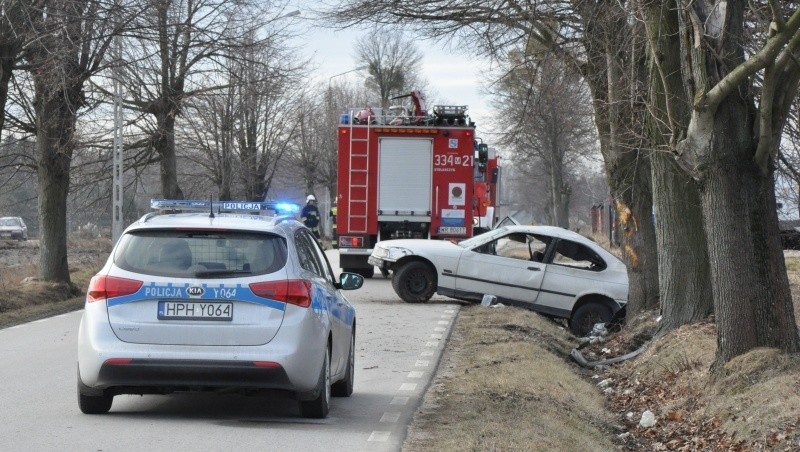 Wypadek w Czarnej Wsi w gminie Pionki. BMW rozbiło się na...