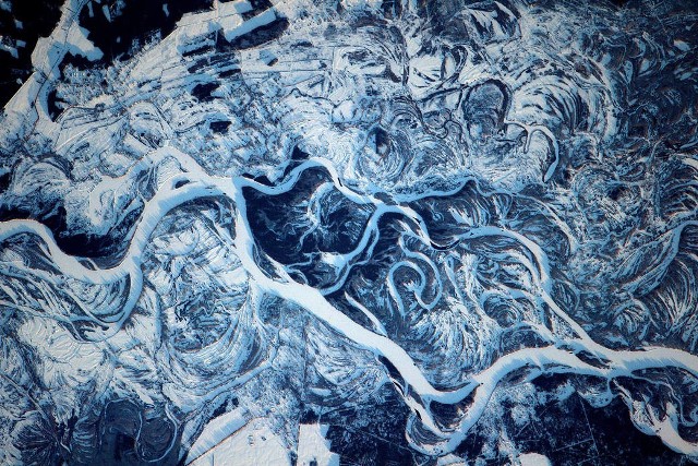 Niesamowite ujęcia Ziemi widziane z kosmosu. W momencie, w którym plastik i śmieci zalewają naszą planetę NASA prezentuje zdjęcia, które zapierają dech w piersiach. Natura jest najlepszym dziełem sztuki. Zdjęcia z letnich mgieł nad oceanem, roztopów na Dnieprze i huraganów w USA, a poza tym zlodowacenia i rzuty na zielone pola. Takie obrazki na co dzień oglądają pracownicy stacji kosmicznych, takie fotografie na Ziemię dostarczają też urządzenia pracujące w przestrzeni kosmicznej. Ziemia z kosmosu wygląda imponująco. Jest szansa, że dziś nic lepszego już nie zobaczysz.