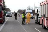 Ciężka dola ciężkiego transportu. Kierowcy stoją na granicy