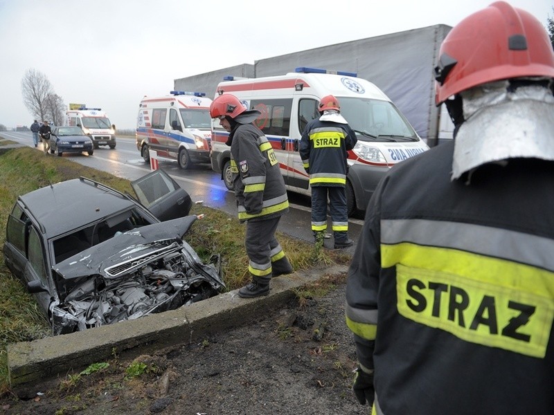 Zderzenie forda z audi. Cztery osoby w szpitalu [ZDJĘCIA, WIDEO]