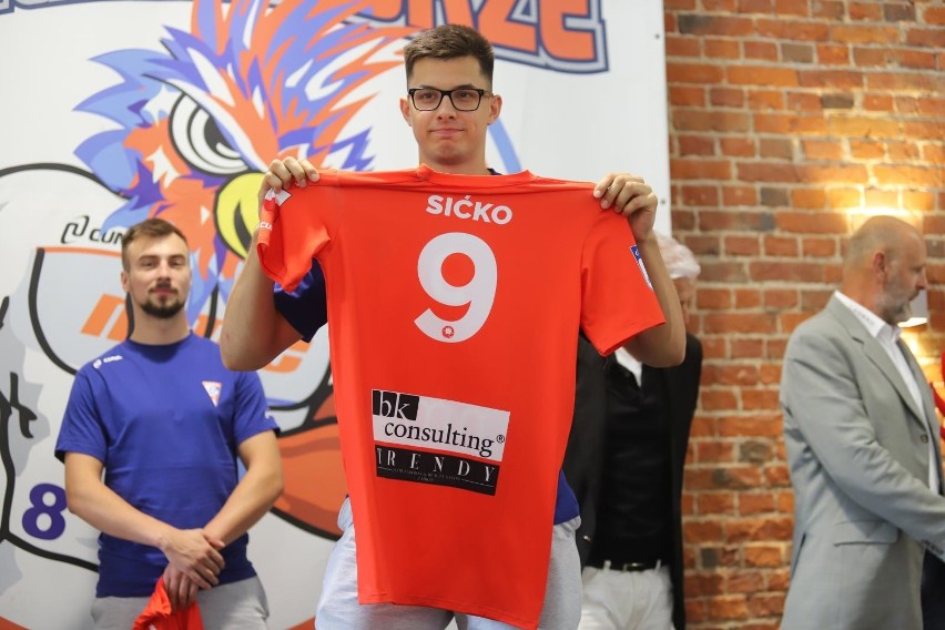 Szymon Sićko to piłkarz ręczny urodzony w Dąbrowie...