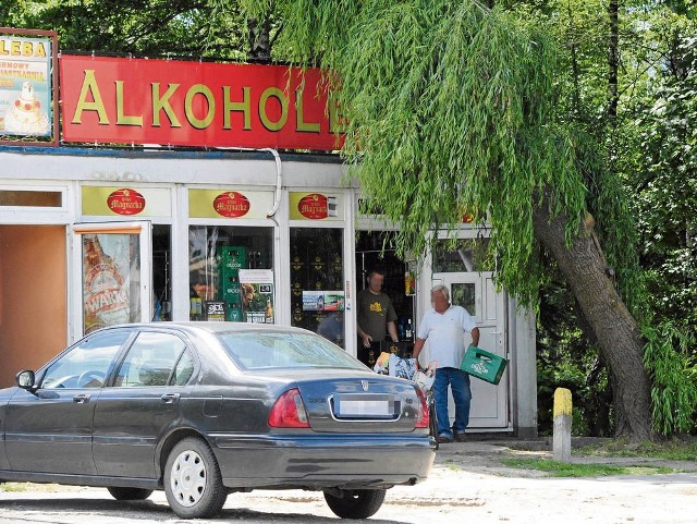 Mieszkańcy osiedla przy ul. Lwowskiej walczą o zamknięcie sklepu, w którym sprzedaje się napoje alkoholowe. Przeszkadzają im libacje, jakie urządzane są pod ich oknami. Protest na wiele się nie zdał