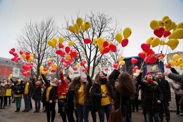 Balony w imieniu chorych dzieci wypuścili wolontariusze Fundacji Pomóż Im.