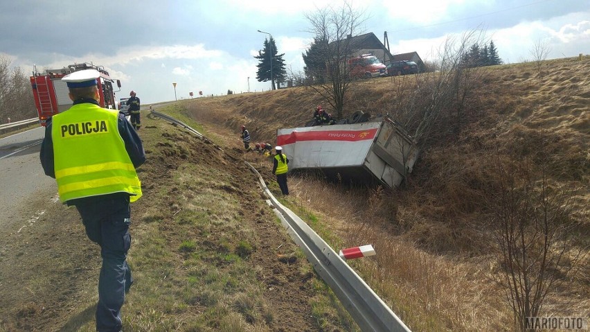 Dachowanie ciężarówki na DK 45 pod Krapkowicami.