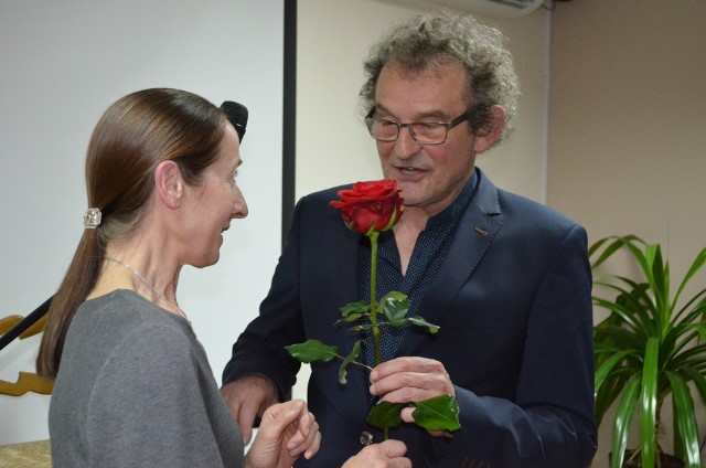 Andrzej Poniedzielski gościł w żnińskiej bibliotece. Na fot. z dyrektor Jadwigą Jelinek