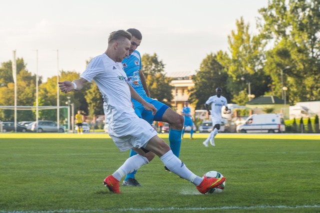 Mateusz Stąporski (w białym stroju) zdobył jednego z dwóch goli dla Radomiaka w meczu z Błękitnymi.