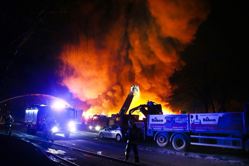 Ogromny pożar na terenie składu materiałów budowlanych MB 03...