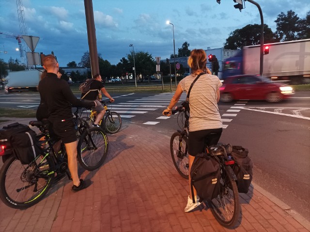 Coraz wcześniej robi się ciemno i trzeba się liczyć z pogorszeniem pogody. Rowerzyści powinni pamiętać o oświetleniu (po zapadnięciu zmroku jest obowiązkowe) i o kaskach