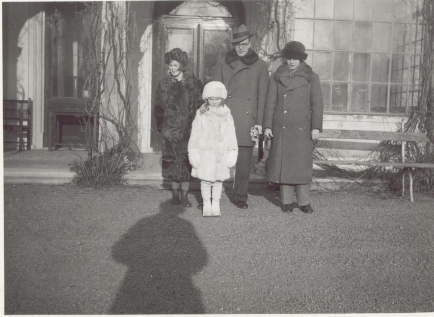 Od lewej - Renata ( w białym futerku), Maria Krystyna,...