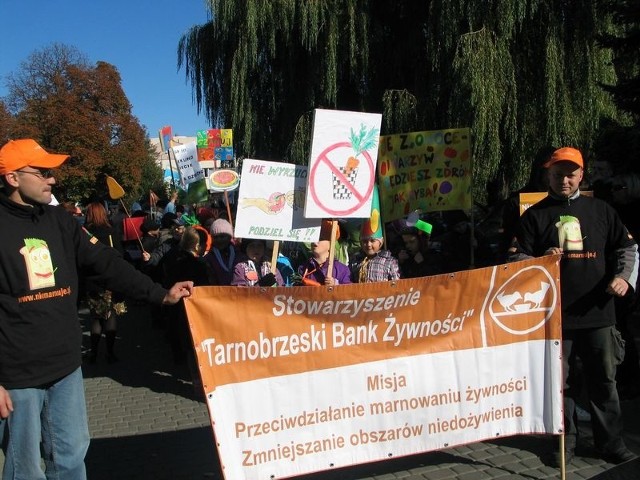 Na czele pochodu uczestnicy trzymali transparent Tarnobrzeskiego Banku Żywności, głównego organizatora akcji