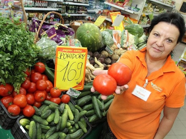 - Warzywa i owoce są teraz w naszym sklepie w bardzo atrakcyjnych cenach, takich jak nigdy dotąd – mówi Krystyna Skirmuntt, sprzedawczyni z kieleckiego sklepu Gama, należącego do sieci Powszechnej Spółdzielni Spożywców Społem w Kielcach.