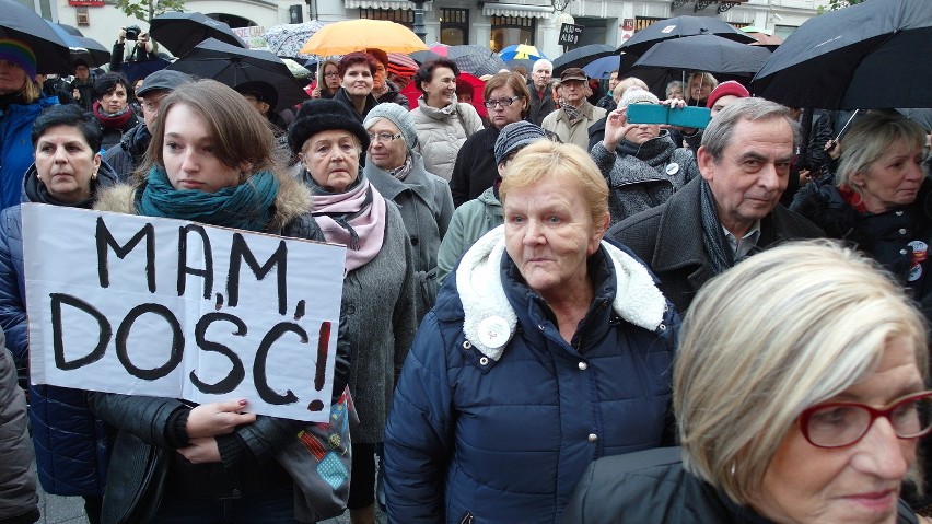 Parasolkowy protest na Piotrkowskiej w Łodzi [ZDJĘCIA,FILM]