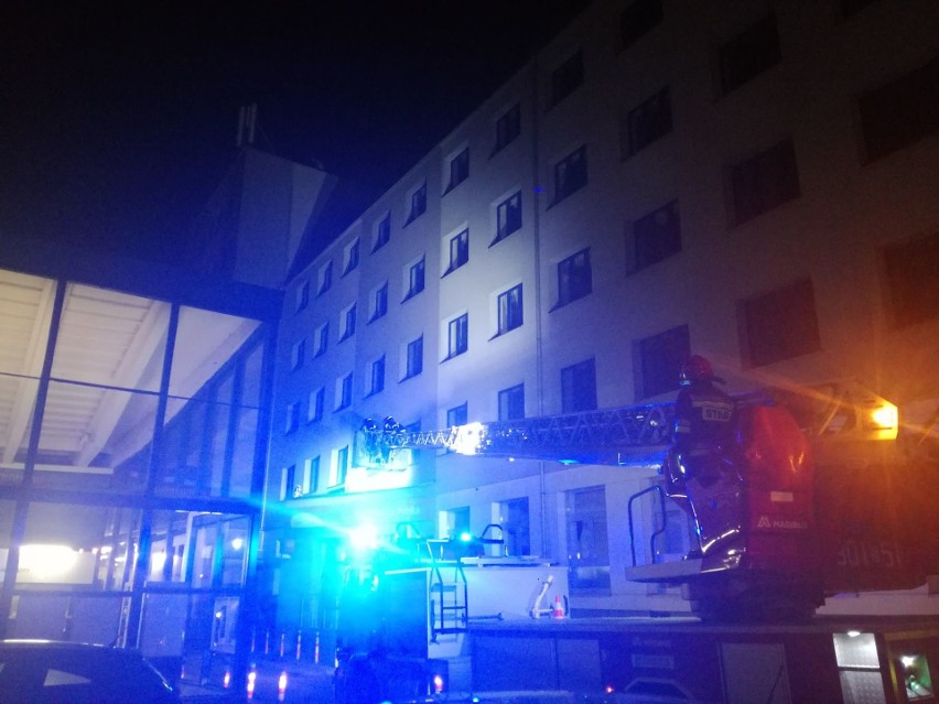 Pożar w Katowicach. Palił się budynek Poczty Polskiej przy pl. Oddziałów Młodzieży Powstańczej ZDJĘCIA