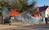 Pożar domu na Boboli w Białymstoku. Dwie osoby poparzone, drewniany dom spłonął doszczętnie, drugi się nadpalił