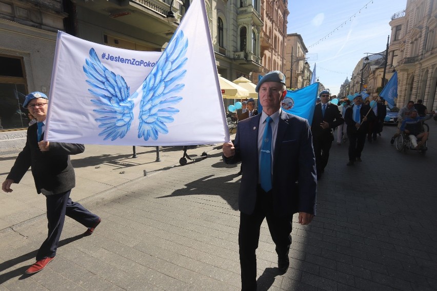 Niebieski Marsz Pokoju przemaszerował w piątkowe popołudnie ulicą Piotrkowską, były balony i Deklaracja Praw Człowieka