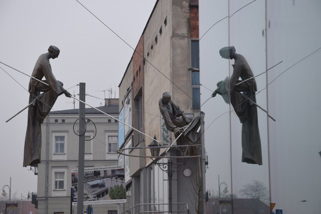 Na Starym Rynku w Częstochowie zainstalowano już wszystkie rzeźby Jerzego Kędziory