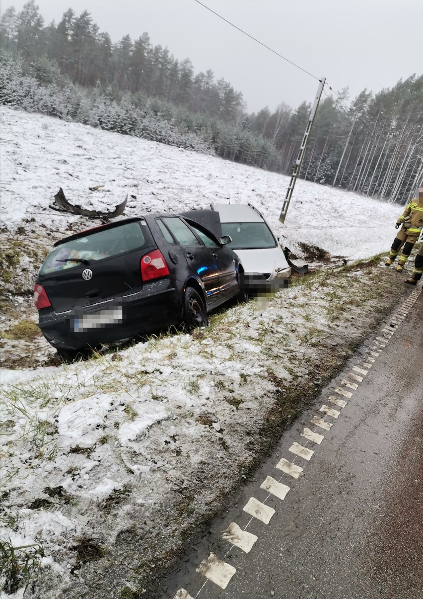 Uważajcie na drogach. Dwa auta wylądowały już w rowie