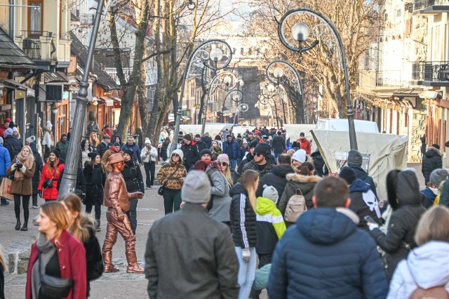 Krupówki nawet w grudniowy weekend są pełne gości. Wypadkom do Zakopanego sprzyja piękna, słoneczna pogoda