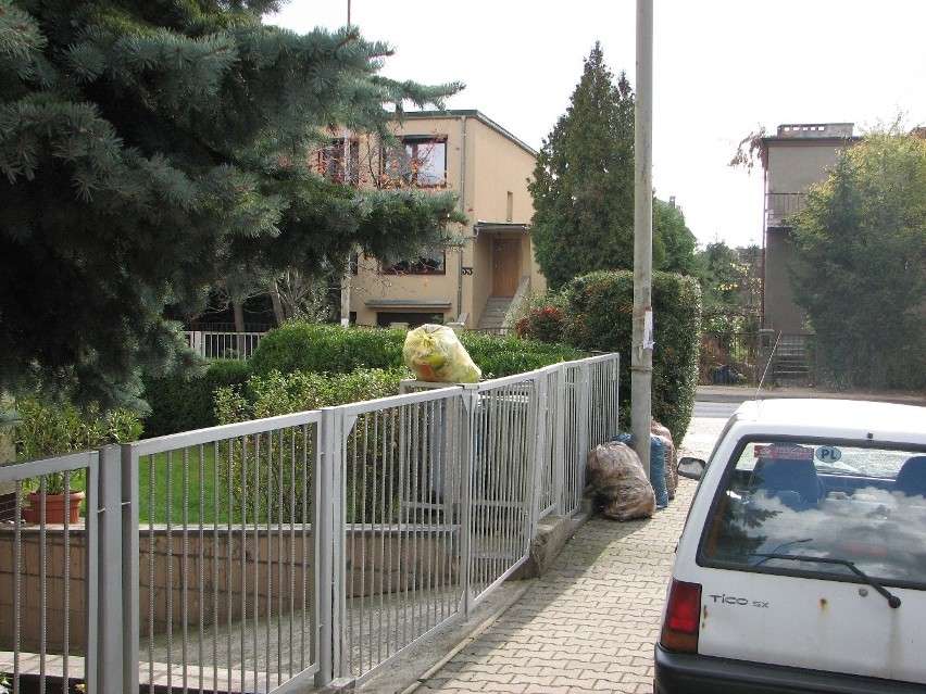 Wrocław: Krzyki jak Neapol - toną w śmieciach. Od ponad tygodnia nikt ich nie odebrał [FOTO]