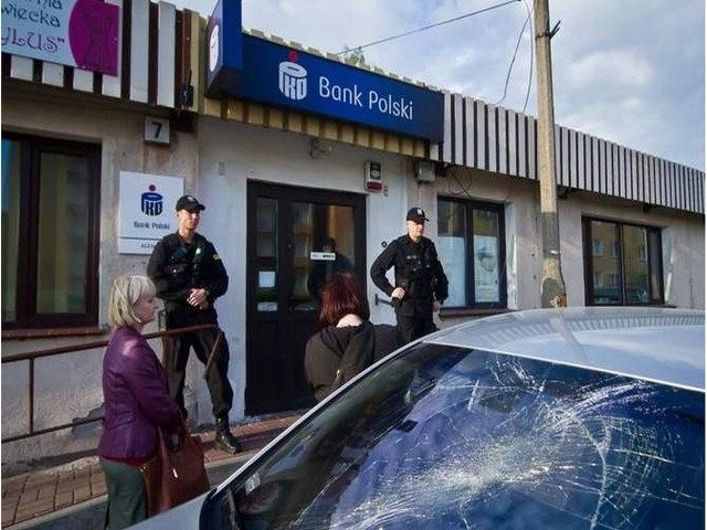 Mężczyzna, który wszedł z przedmiotem przypominającym do agencji bankowej przy ulicy Białogardzkiej, został zatrzymany kilka minut później. Jego kolega wciąż jest poszukiwany.