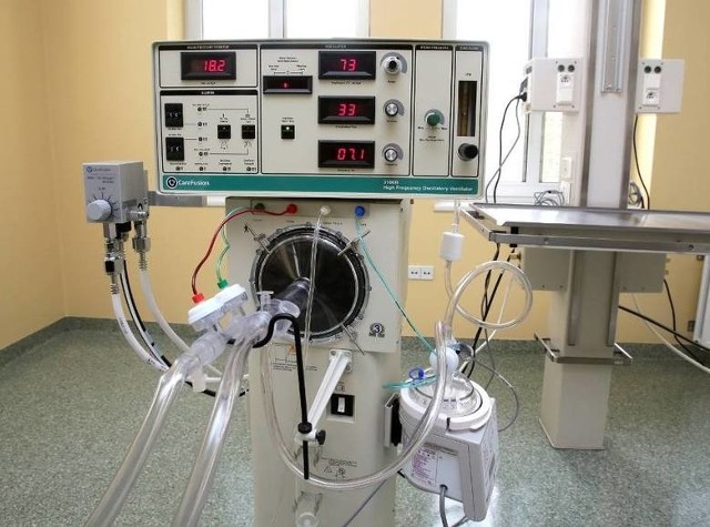 W poznańskim szpitalu przebywa 19 osób podłączonych do respiratora.