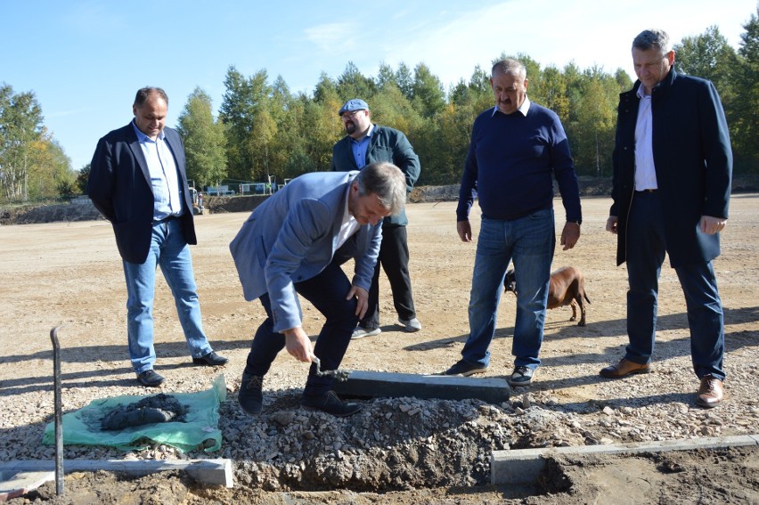 Boisko ze sztuczna trawą z Modlniczce powstaje w ramach...