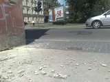 Kamienica w centrum Opola. Tynk odpada ze ścian