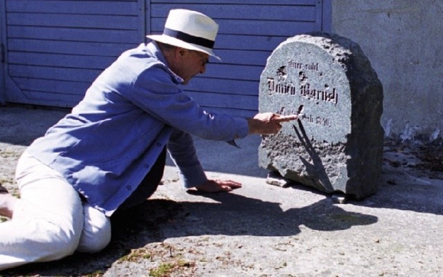 Wzruszająca chwila podczas wizyty Lesliego Brenta w Koszalinie w 2001 roku. Profesor na dziedzińcu koszalińskiego muzeum odczytuje na jedynej, ocalałej macewie imię i nazwisko swojego dziadka. 
