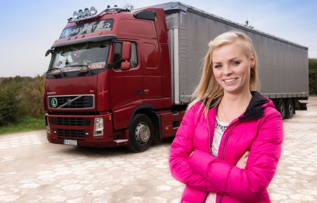 W Polsce na 550 tysięcy  kierowców ciężarówek, zaledwie 5 procent stanowią kobiety. Tu: Patrycja Rzenno