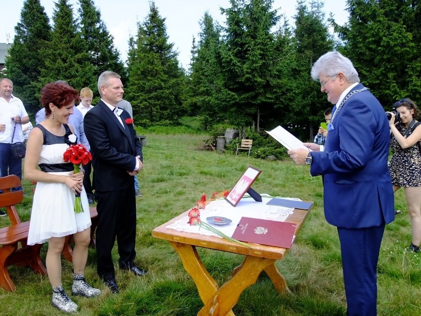 Ślub na Skrzycznem! [ZDJĘCIA] Pobrali się w Beskidach, bo lubią wędrówki górskie