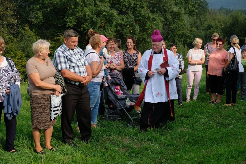 Na zakręcie śmierci w Leszczawie Dolnej ponownie postawili krzyż. Ściął go podczas wypadku ukraiński autokar [ZDJĘCIA]