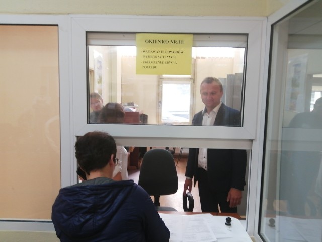 Rejestracja samochodów i wydawanie nowych dowodów rejestracyjnych w wydziale komunikacji w Starostwie Powiatowym w Sandomierzu, dzięki wprowadzonym zmianom powinna odbywać się już bez kolejek. Tłok ma rozładować trzecie okienko.
