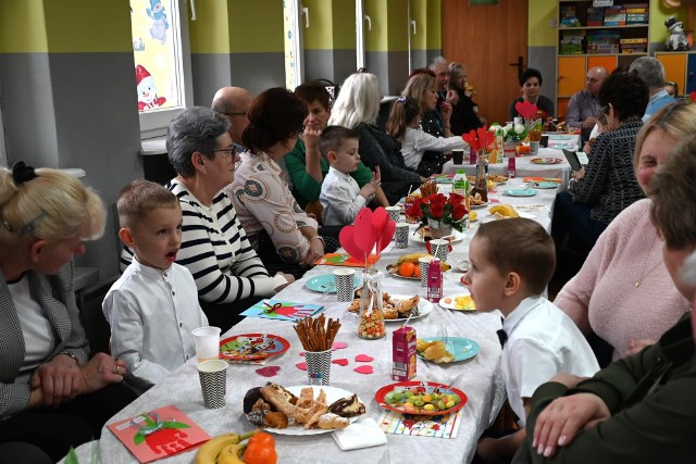 Dzień Babci i Dziadka to wyjątkowe i bardzo ważne święto zarówno dla dziadków jak i ich wnucząt. Zobaczcie jak uczono to święto w Przedszkolu Samorządowym w Sędziszowie. Więcej na kolejnych zdjęciach