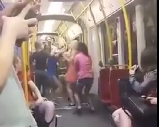 Scena z bójki w tramwaju