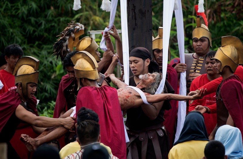 Filipiny: tradycyjne ukrzyżowania w Wielki Piątek [ZDJĘCIA] Tradycja, która budzi sprzeciw Kościoła, cieszy się niesłabnącą popularnością