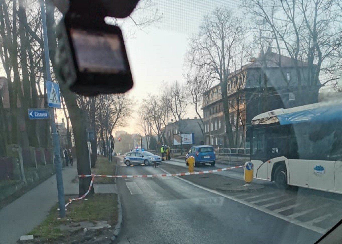 Wypadek w Katowicach na Alei Korfantego. Kobieta potrącona