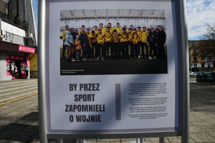Ciekawa wystawa „Maraton solidarności. Polski sport dla Ukrainy” przy hali na ulicy Żytniej w Kielcach. Jest wątek dotyczący Korony Kielce